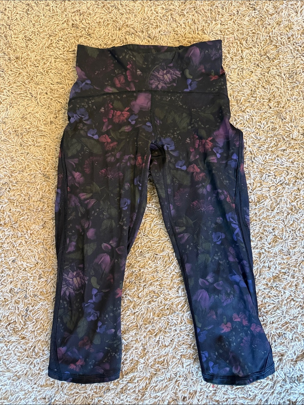 Lululemon Train Times Crop (17") in Frozen Flourish Multi / Black Size 4